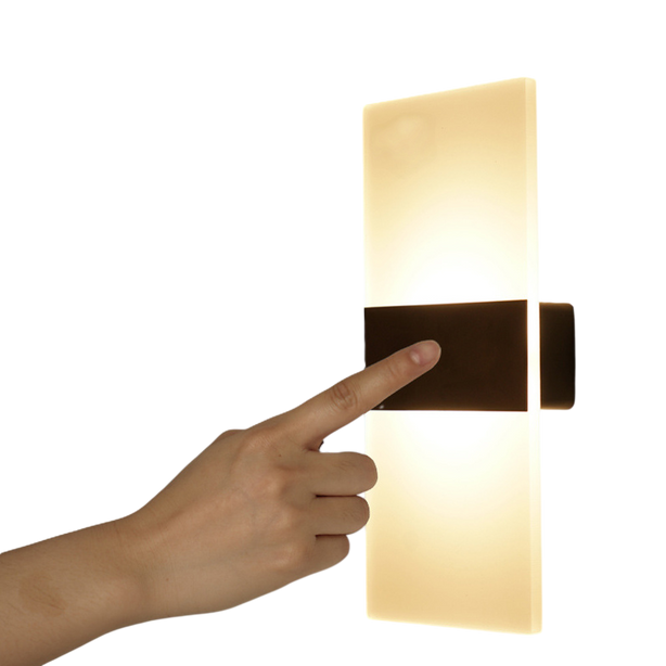 Lampă de perete cu încărcare USB și senzor de interior